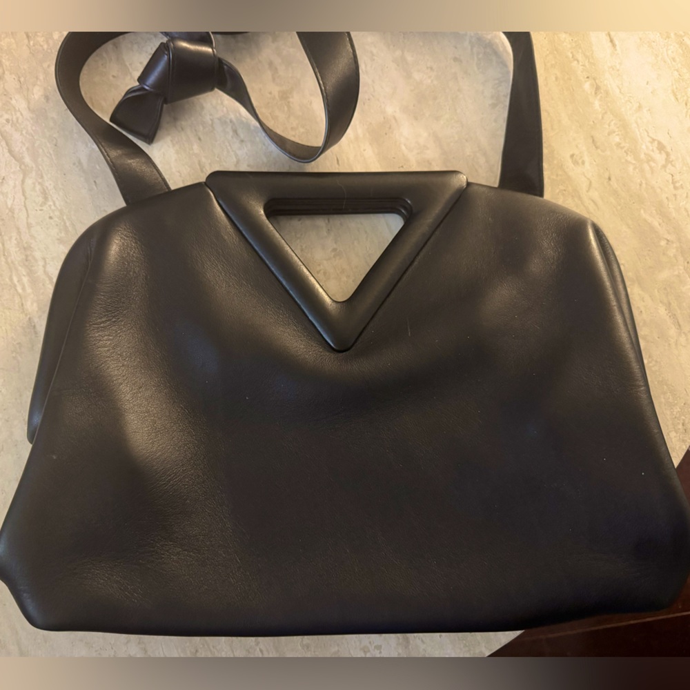 Bottega veneta point leather shoulder bag “v bag” in black.